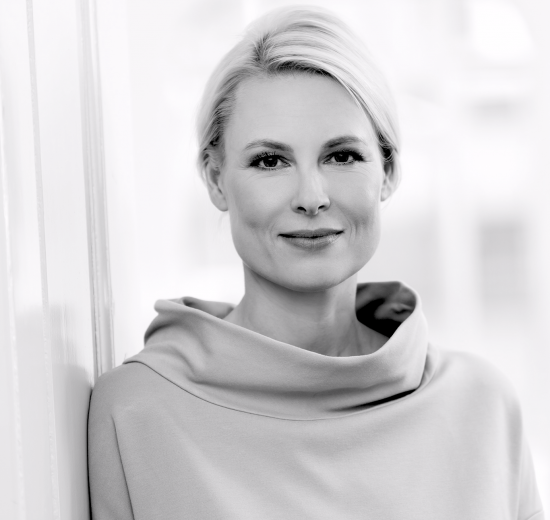 Barbara Steinfarz Ganzheitliche Persönlichkeitsentwicklung: Individuelle Stärken erkennen, Potenziale entfalten: Ich begleite Menschen dabei, sich selbst bewusster zu begegnen – ressourcenorientiert, systemisch und psychologisch fundiert. Für ein Leben in Klarheit, Selbstwirksamkeit und Verbundenheit. Systemische Supervision: Berufliche Rollen, Beziehungsmuster und Dynamiken reflektieren – in einem geschützten Raum. Gemeinsam beleuchten wir bewusste und unbewusste Prozesse, um Klarheit zu gewinnen, neue Perspektiven zu eröffnen und Handlungsspielräume zu erweitern. Führungskräfte-Coaching & Leadership-Entwicklung: Souverän führen heißt: sich selbst führen zu können. Ich begleite Führungskräfte bei Veränderungen, in Entscheidungsprozessen und auf dem Weg zu innerer Klarheit – für wirksame Kommunikation, emotionale Intelligenz und einen resilienten Umgang mit Komplexität. Resilienztraining & Achtsamkeit: Mentale Gesundheit entsteht, wenn wir innere Stabilität kultivieren – durch Resilienz, Achtsamkeit und einen bewussten Umgang mit Emotionen. Mindset- & Übergangscoaching: Veränderung beginnt im Denken. Ich begleite Menschen in Phasen des Umbruchs dabei, hinderliche Denkmuster zu hinterfragen und sich neu auszurichten – kraftvoll, lösungsorientiert und mit Raum für Tiefe. Integrative Prozessarbeit & innere Transformation: Tiefenprozesse, die wirken. Ich arbeite mit bewussten und unbewussten Anteilen, verkörperten Erfahrungen und inneren Bildern – um Entwicklung ganzheitlich zu begleiten und nachhaltige Transformation zu ermöglichen.