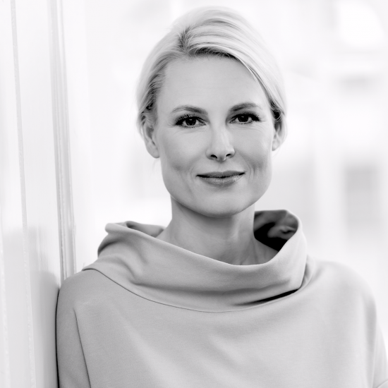 Ganzheitliche Persönlichkeitsentwicklung: Individuelle Stärken erkennen, Potenziale entfalten: Ich begleite Menschen dabei, sich selbst bewusster zu begegnen – ressourcenorientiert, systemisch und psychologisch fundiert. Für ein Leben in Klarheit, Selbstwirksamkeit und Verbundenheit. Systemische Supervision: Berufliche Rollen, Beziehungsmuster und Dynamiken reflektieren – in einem geschützten Raum. Gemeinsam beleuchten wir bewusste und unbewusste Prozesse, um Klarheit zu gewinnen, neue Perspektiven zu eröffnen und Handlungsspielräume zu erweitern. Führungskräfte-Coaching & Leadership-Entwicklung: Souverän führen heißt: sich selbst führen zu können. Ich begleite Führungskräfte bei Veränderungen, in Entscheidungsprozessen und auf dem Weg zu innerer Klarheit – für wirksame Kommunikation, emotionale Intelligenz und einen resilienten Umgang mit Komplexität. Resilienztraining & Achtsamkeit: Mentale Gesundheit entsteht, wenn wir innere Stabilität kultivieren – durch Resilienz, Achtsamkeit und einen bewussten Umgang mit Emotionen. Mindset- & Übergangscoaching: Veränderung beginnt im Denken. Ich begleite Menschen in Phasen des Umbruchs dabei, hinderliche Denkmuster zu hinterfragen und sich neu auszurichten – kraftvoll, lösungsorientiert und mit Raum für Tiefe. Integrative Prozessarbeit & innere Transformation: Tiefenprozesse, die wirken. Ich arbeite mit bewussten und unbewussten Anteilen, verkörperten Erfahrungen und inneren Bildern – um Entwicklung ganzheitlich zu begleiten und nachhaltige Transformation zu ermöglichen.